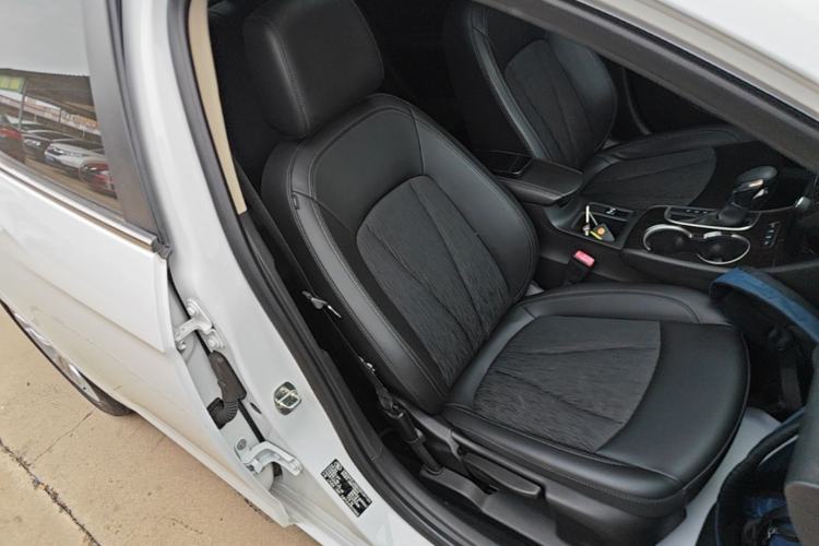 Used Buick Verano 2018 Sedan 20T Dual-Clutch Leading Model Right Front Seat