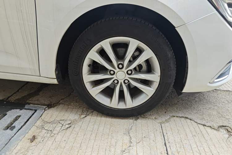 Used Buick Verano 2018 Sedan 20T Dual-Clutch Luxury Model Right Front Wheel Hub