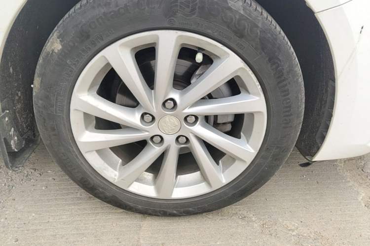Used Buick Verano 2018 Sedan 15S Automatic Leading Model Right Front Wheel Hub