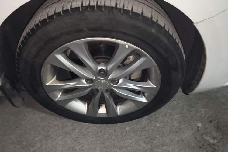 Used Buick Verano 2018 Sedan 20T Dual-Clutch Elite Model Right Front Wheel Hub