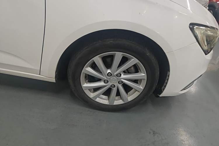 Used Buick Verano 2018 Sedan 15S Automatic Entry Model Right Front Wheel Hub