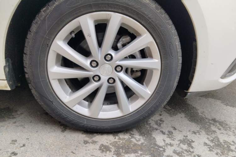 Used Buick Verano 2018 Sedan 15S Automatic Leading Model Right Front Wheel Hub