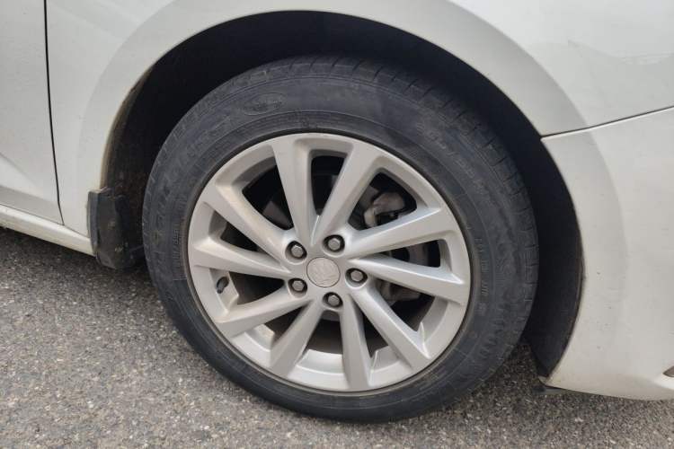 Used Buick Verano 2018 Sedan 15S Automatic Leading Model Right Front Wheel Hub