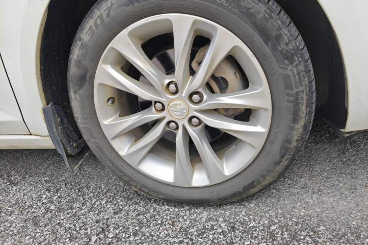 Used Buick Verano 2018 Sedan 20T Dual-Clutch Elite Model Right Front Wheel Hub