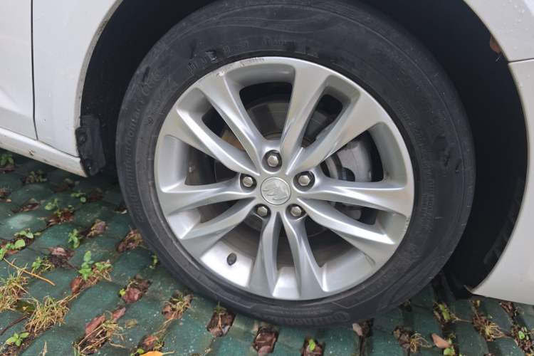 Used Buick Verano 2018 Sedan 20T Dual-Clutch Elite Model Right Front Wheel Hub