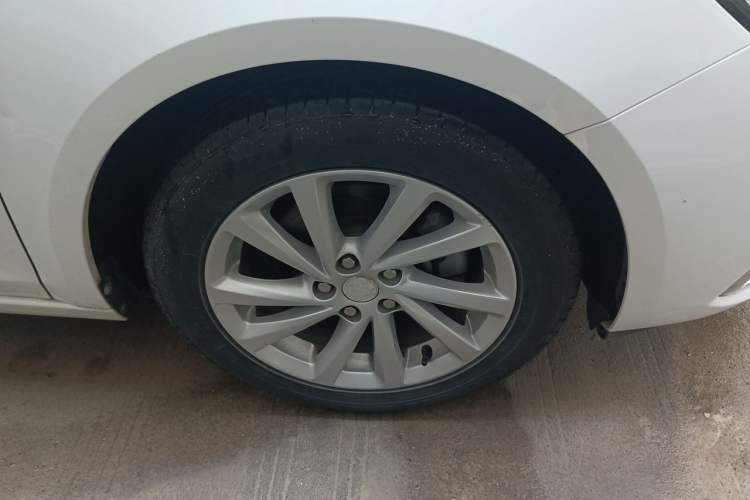 Used Buick Verano 2018 Sedan 15S Automatic Leading Model Right Front Wheel Hub