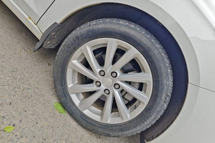 Used Buick Verano 2018 Sedan 15S Automatic Leading Model Right Front Wheel Hub