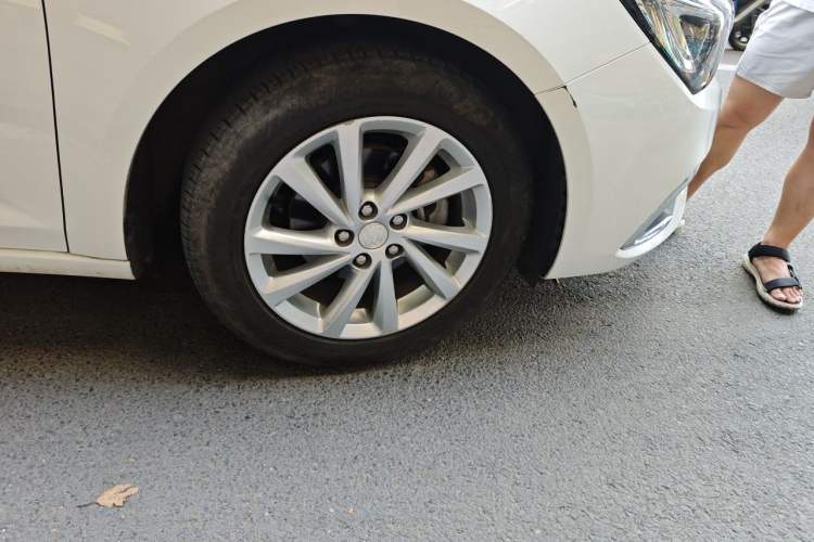 Used Buick Verano 2018 Sedan 15S Automatic Leading Model Right Front Wheel Hub