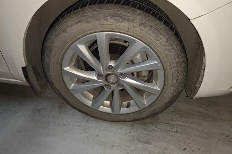 Used Buick Verano 2018 Sedan 15S Automatic Leading Model Right Front Wheel Hub