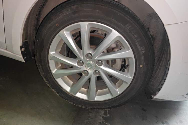Used Buick Verano 2018 Sedan 15S Automatic Leading Model Right Front Wheel Hub
