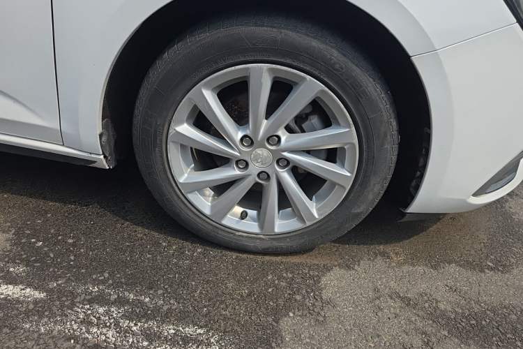 Used Buick Verano 2018 Sedan 15S Automatic Leading Model Right Front Wheel Hub