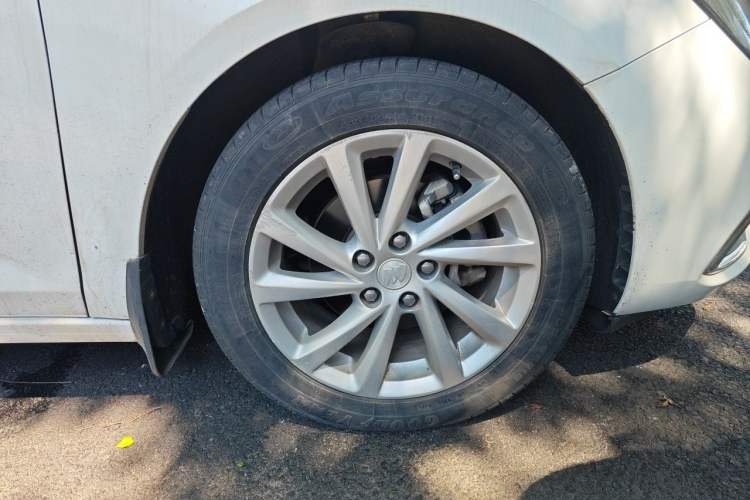 Used Buick Verano 2018 Sedan 15S Automatic Leading Model Right Front Wheel Hub