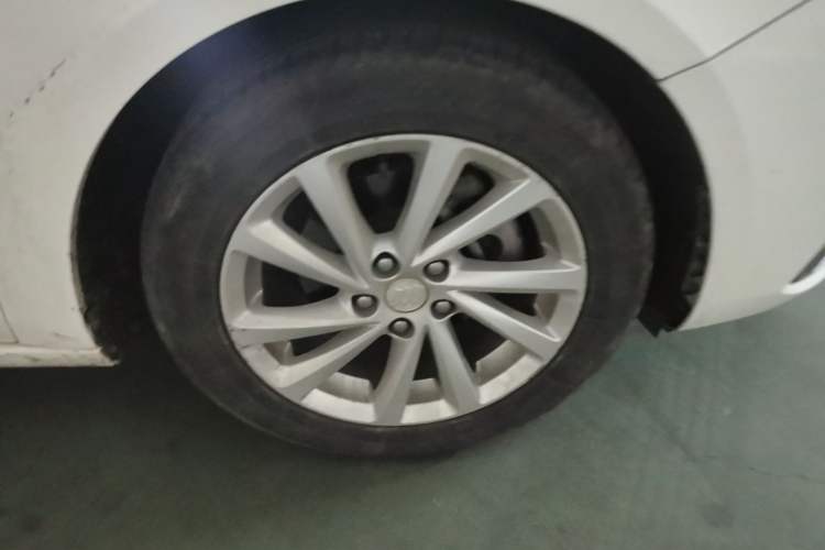 Used Buick Verano 2018 Sedan 15S Automatic Leading Model Right Front Wheel Hub