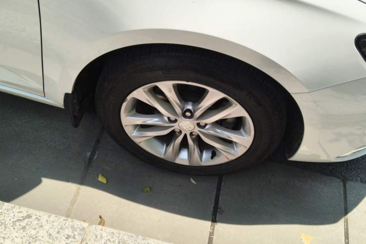Used Buick Verano 2018 Sedan 20T Dual-Clutch Elite Model Right Front Wheel Hub