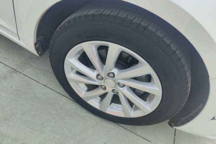 Used Buick Verano 2018 Sedan 15S Automatic Leading Model Right Front Wheel Hub