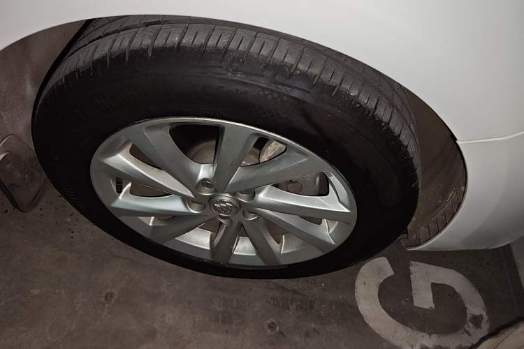 Used Buick Verano 2018 Sedan 15S Automatic Leading Model Right Front Wheel Hub