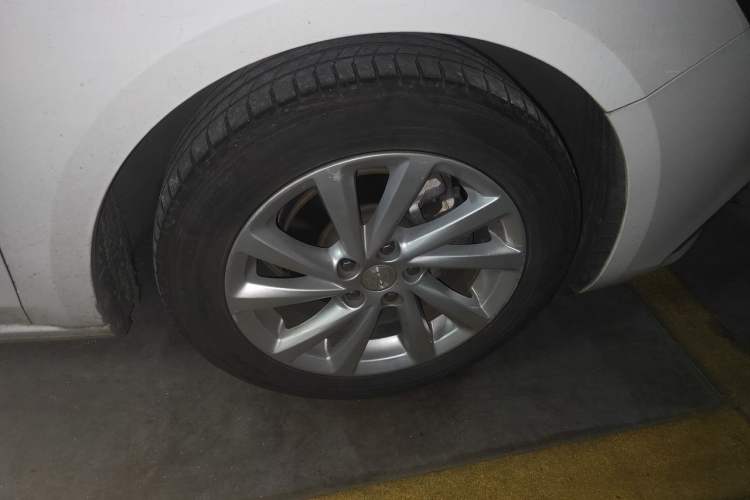 Used Buick Verano 2018 Sedan 15S Automatic Leading Model Right Front Wheel Hub