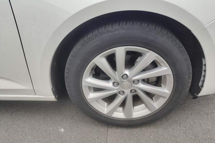 Used Buick Verano 2018 Sedan 15S Automatic Leading Model Right Front Wheel Hub