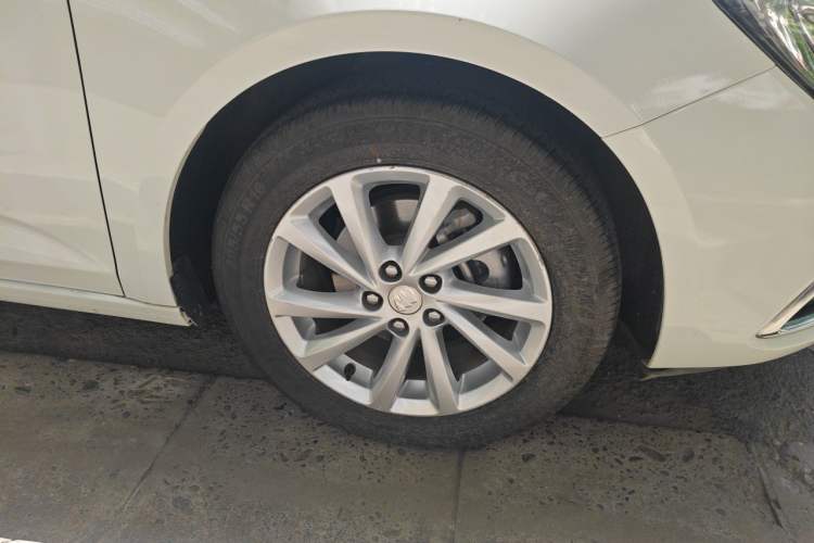 Used Buick Verano 2018 Sedan 15S Automatic Entry Model Right Front Wheel Hub