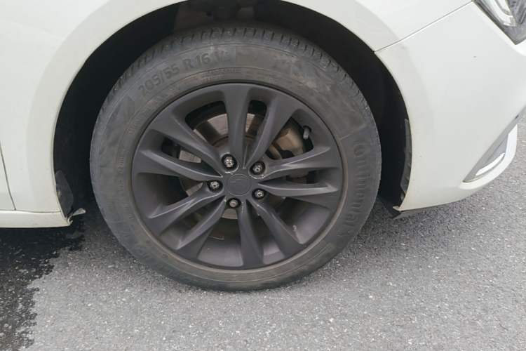 Used Buick Verano 2018 Sedan 20T Dual-Clutch Leading Model Right Front Wheel Hub