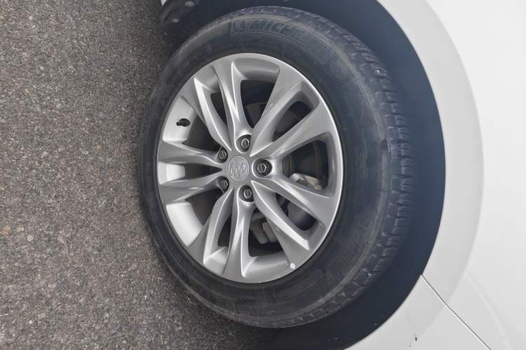 Used Buick Verano 2018 Sedan 20T Dual-Clutch Leading Model Right Front Wheel Hub