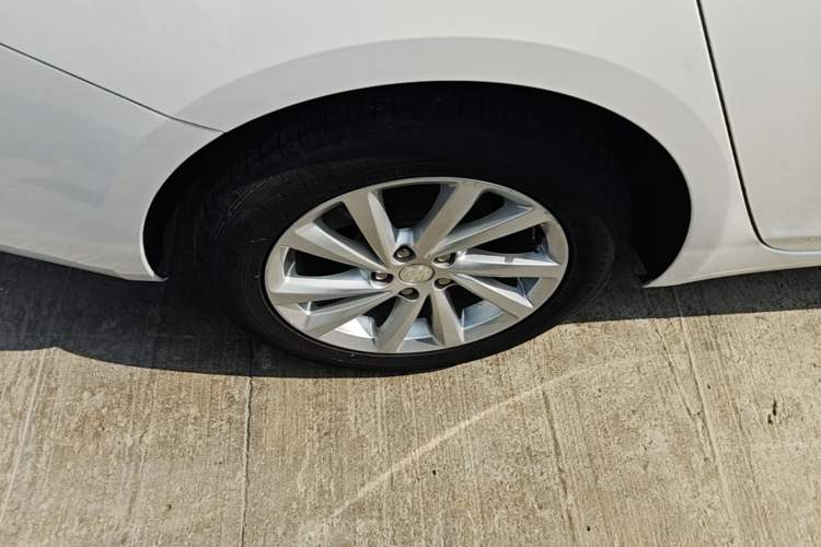 Used Buick Verano 2018 Sedan 15S Automatic Leading Model Right Rear Wheel Hub