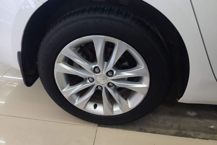 Used Buick Verano 2018 Sedan 20T Dual-Clutch Elite Model Right Rear Wheel Hub