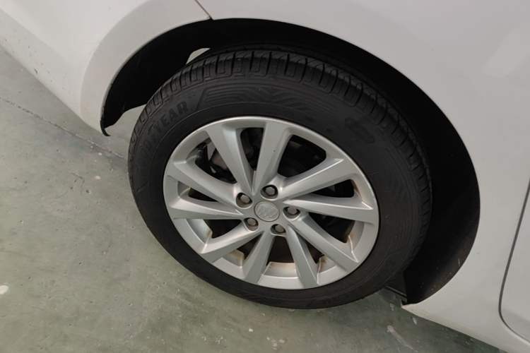 Used Buick Verano 2018 Sedan 15S Automatic Leading Model Right Rear Wheel Hub