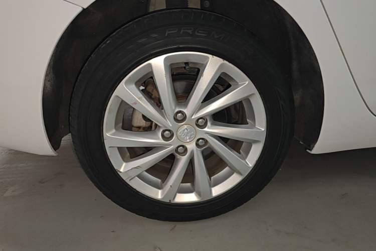 Used Buick Verano 2018 Sedan 15S Automatic Leading Model Right Rear Wheel Hub