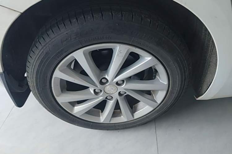 Used Buick Verano 2018 Sedan 15S Automatic Leading Model Right Rear Wheel Hub