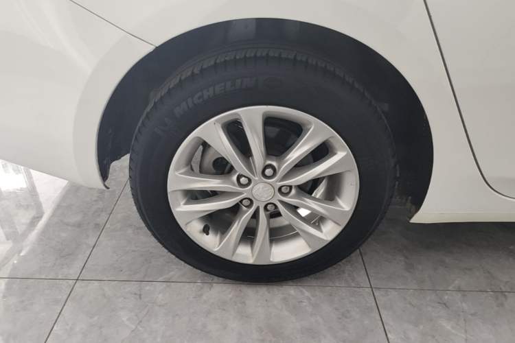 Used Buick Verano 2018 Sedan 20T Dual-Clutch Luxury Model Right Rear Wheel Hub