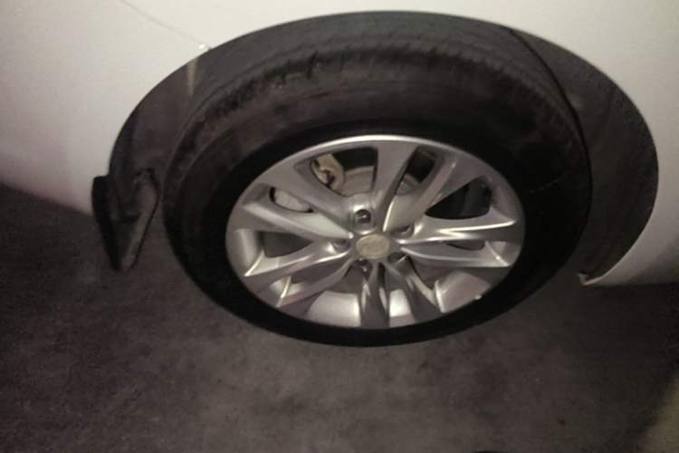 Used Buick Verano 2018 Sedan 20T Dual-Clutch Luxury Model Right Rear Wheel Hub