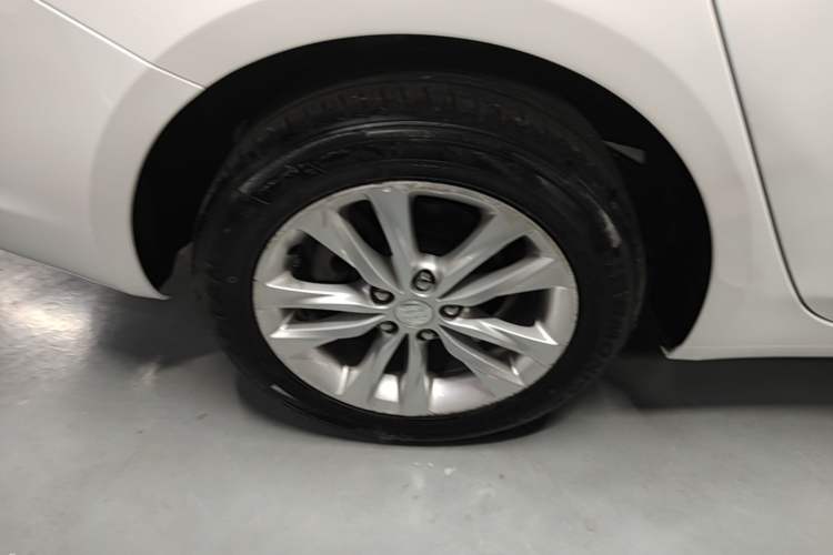 Used Buick Verano 2018 Sedan 20T Dual-Clutch Leading Model Right Rear Wheel Hub