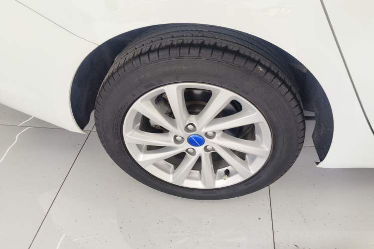 Used Buick Verano 2018 Sedan 15S Automatic Leading Model Right Rear Wheel Hub