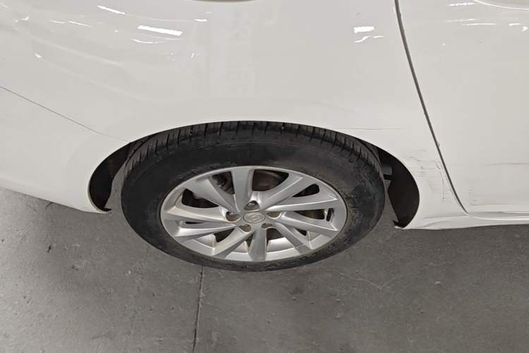 Used Buick Verano 2018 Sedan 15S Automatic Leading Model Right Rear Wheel Hub