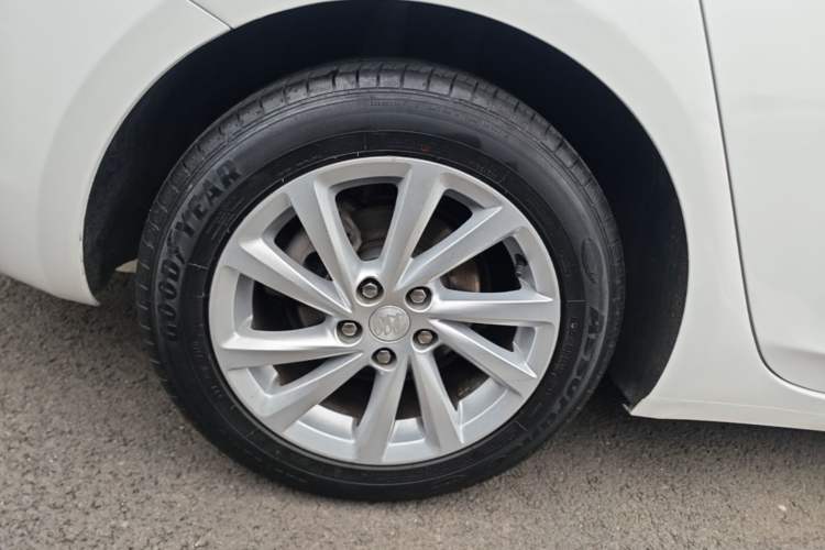 Used Buick Verano 2018 Sedan 15S Automatic Entry Model Right Rear Wheel Hub