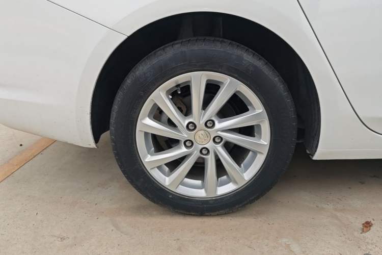 Used Buick Verano 2018 Sedan 15S Automatic Leading Model Right Rear Wheel Hub