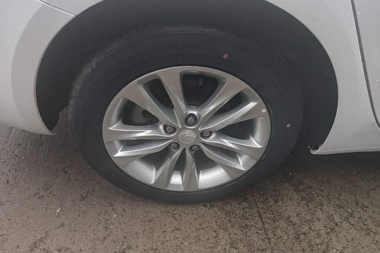 Used Buick Verano 2018 Sedan 20T Dual-Clutch Elite Model Right Rear Wheel Hub