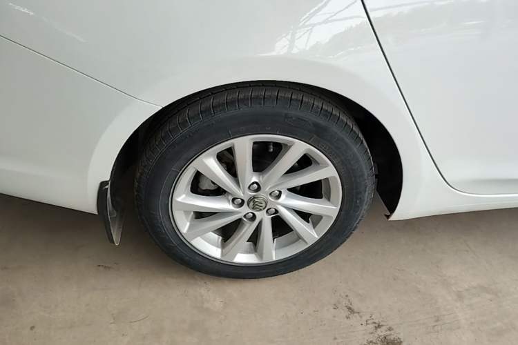 Used Buick Verano 2018 Sedan 15S Automatic Leading Model Right Rear Wheel Hub