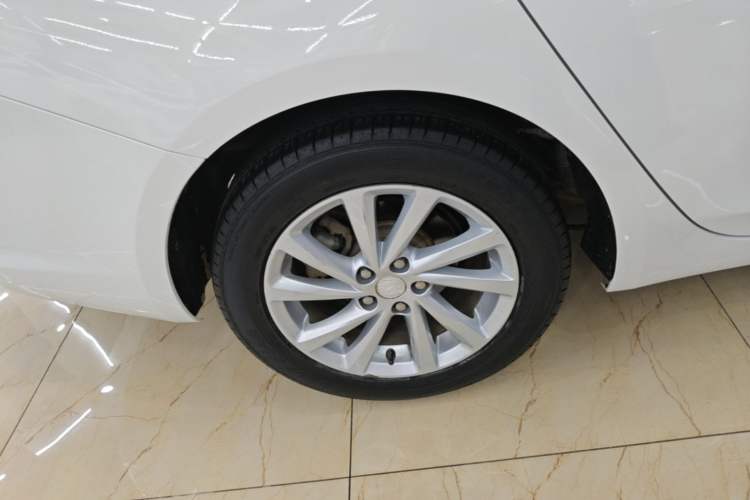 Used Buick Verano 2018 Sedan 15S Automatic Entry Model Right Rear Wheel Hub