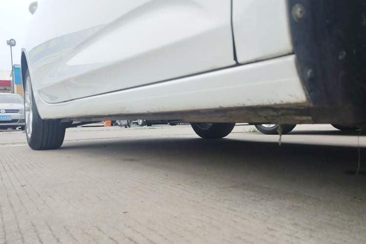 Used Buick Verano 2018 Sedan 20T Dual-Clutch Elite Model Right Side Sill
