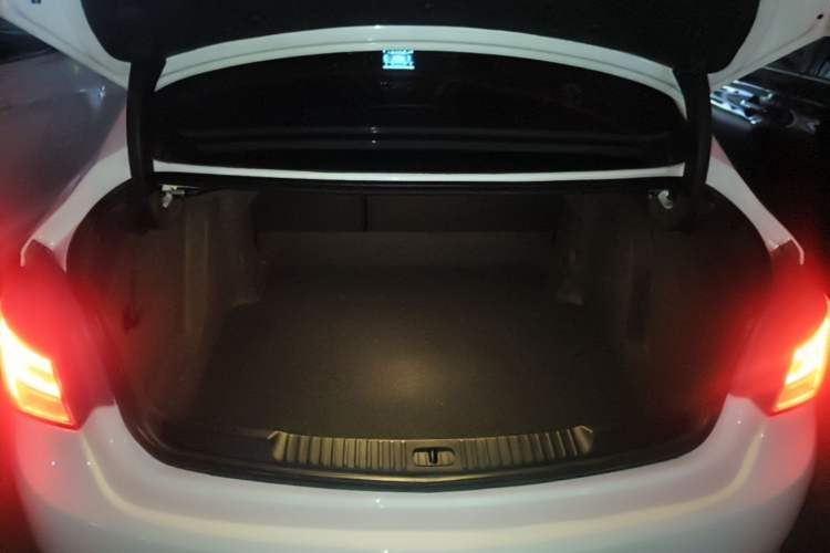 Used Buick Verano 2018 Sedan 20T Dual-Clutch Luxury Model Trunk