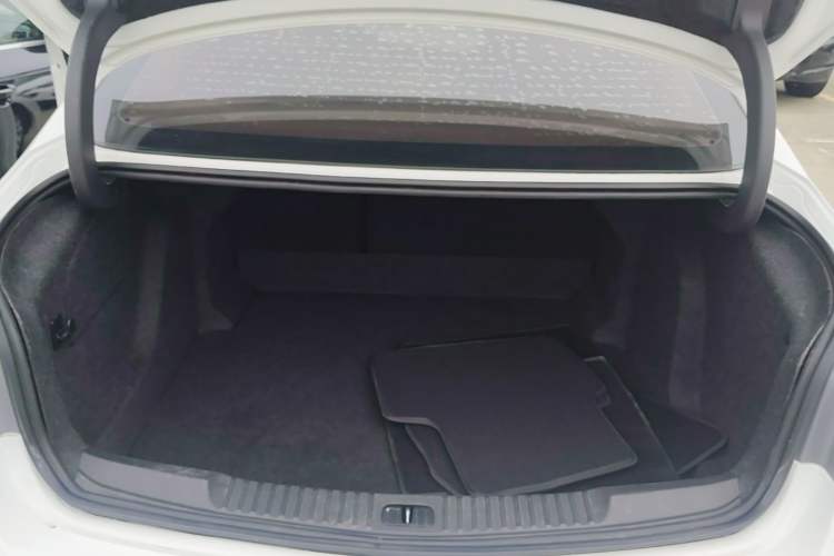 Used Buick Verano 2018 Sedan 20T Dual-Clutch Elite Model Trunk