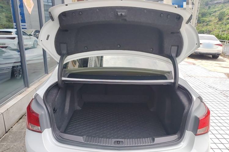 Used Buick Verano 2018 Sedan 20T Dual-Clutch Leading Model Trunk