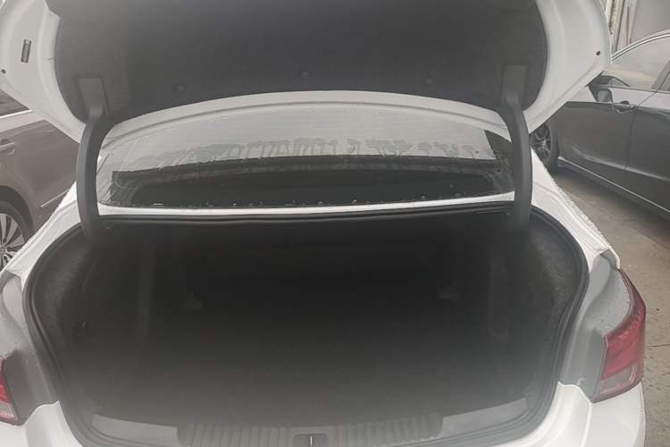 Used Buick Verano 2018 Sedan 20T Dual-Clutch Elite Model Trunk