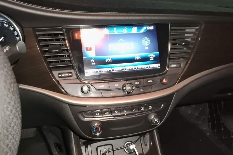 Used Buick Verano 2018 Sedan 20T Dual-Clutch Leading Model Audio And AC Panel