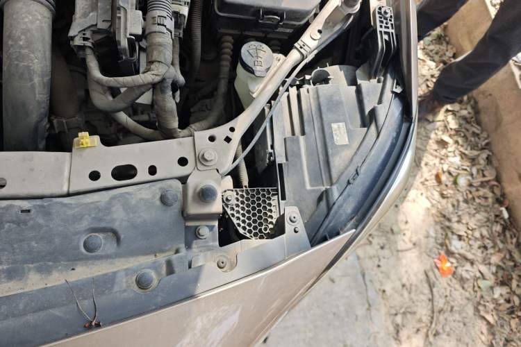 Used Buick Verano 2018 Sedan 20T Dual-Clutch Leading Model Engine Bay Left