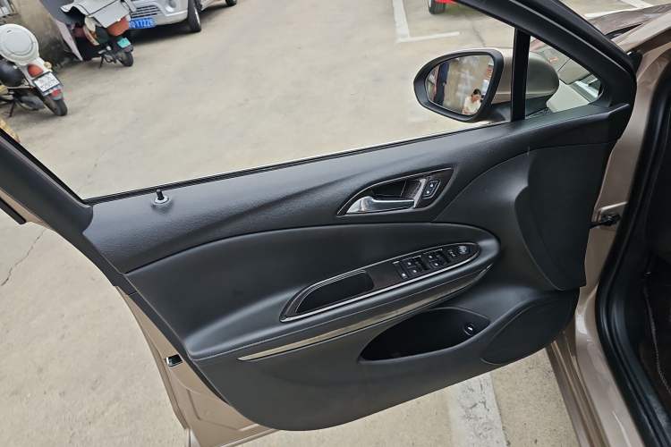 Used Buick Verano 2018 Sedan 20T Dual-Clutch Leading Model Left Front Door Interior