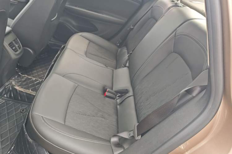 Used Buick Verano 2018 Sedan 20T Dual-Clutch Leading Model Left Rear Seat