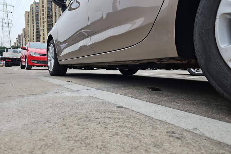 Used Buick Verano 2018 Sedan 20T Dual-Clutch Leading Model Left Side Sill